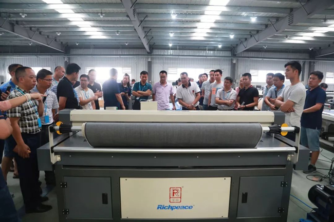 富怡講師講解現(xiàn)代化版房的應(yīng)用 6.jpg