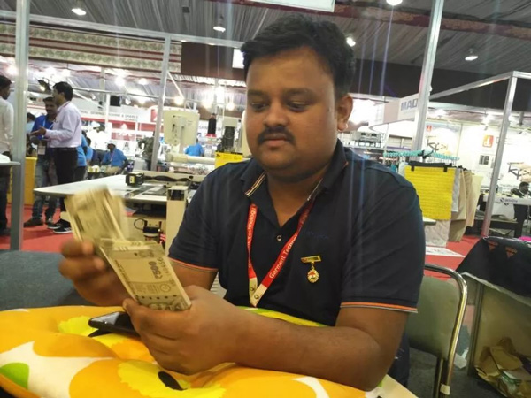 印度展會現(xiàn)場簽單皮革縫紉機(jī) 印度展會現(xiàn)場簽單皮革縫紉機(jī)