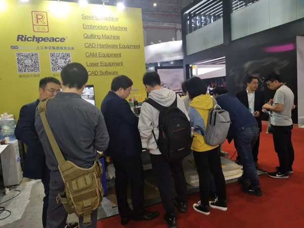 　  如果沒有把握讓客戶增值  就果斷的放棄訂單  　　——Richpeace上工富怡          接下來由小編詳細為您介紹富怡大幅面激光裁床    富怡大幅面激光裁床.jpg         1.大幅面自動送料系統(tǒng)滿足整匹布料的下料、加工，為企業(yè)提高生產(chǎn)效率  　　2.恒定光路設計確保大幅面切割時各個位置光路輸出一致, 加工效果一致  　　3.機體分體式設計，方便裝運  　　4.直線導軌XY向運動  　　5.軟件直接與AutoCAD，CorelDraw，富怡服裝CAD 無縫對接， 實現(xiàn)雕刻圖形直接